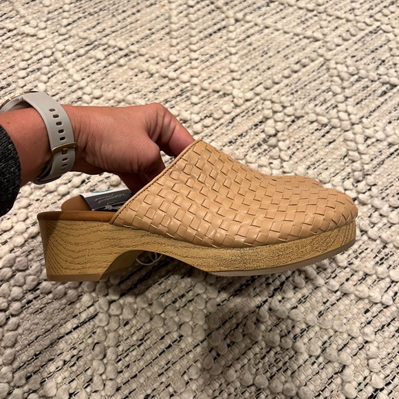 Universal thread magnolia wedges size 8 - Picture 3 of 4